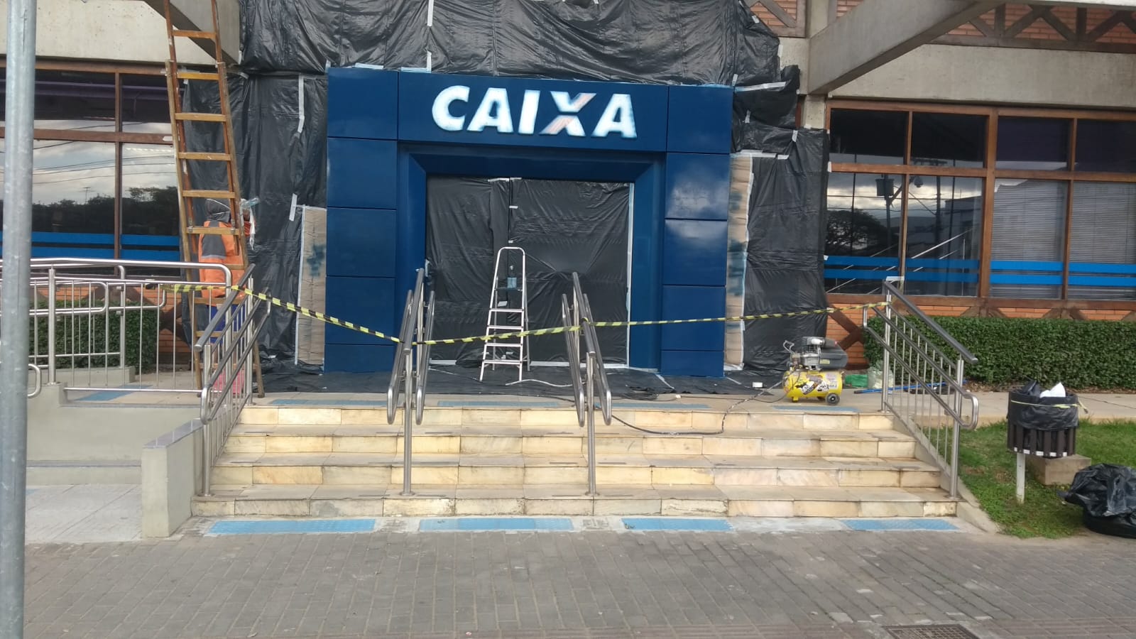 Pintura da fachada da Caixa Econômica